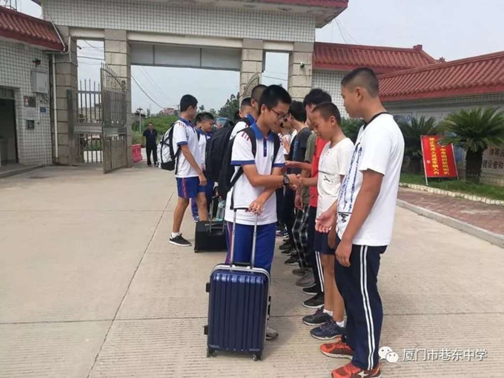 厦门市松柏中学与厦门市巷东中学一同开展"绿色你我他——环保小卫士
